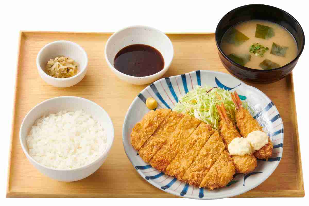 ロースとんかつとエビフライの定食　1010円（税込）