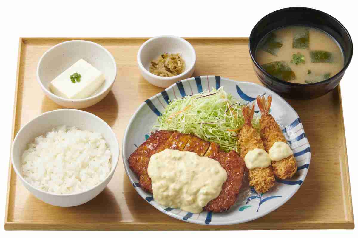 チキン南蛮とエビフライの定食　1130円（税込）