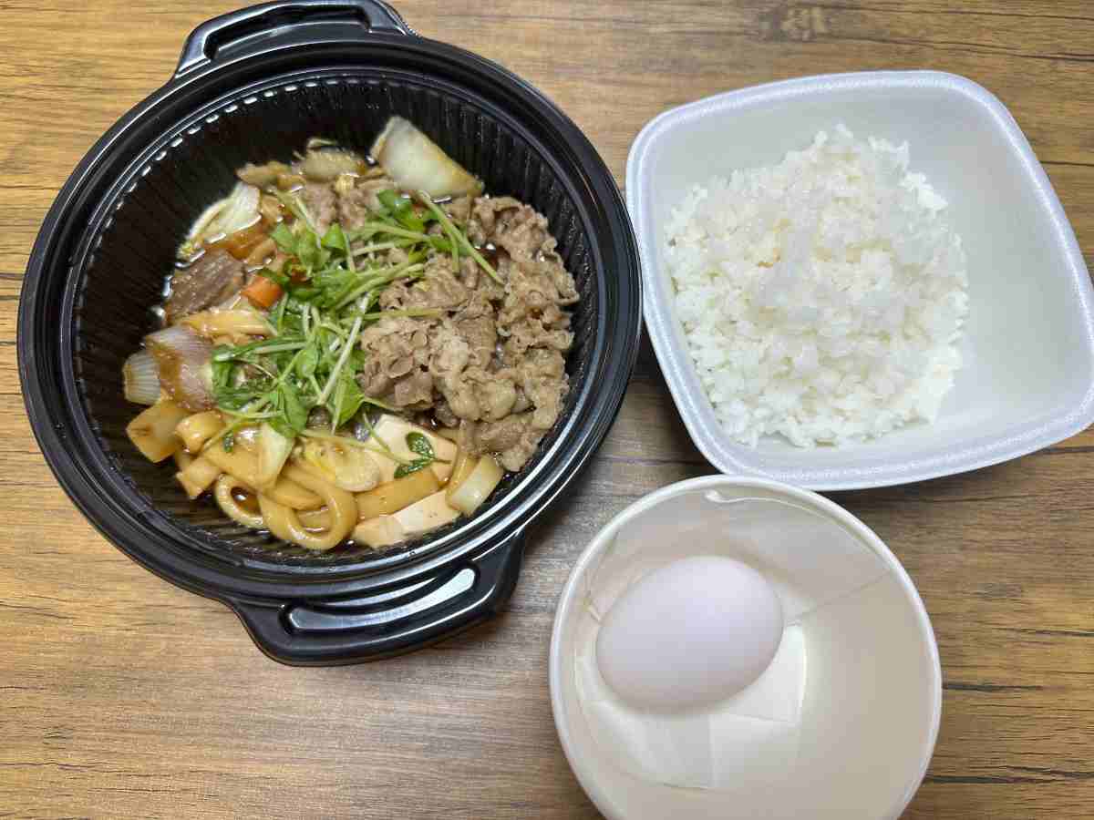 吉野家の「牛すき鍋膳」はごはんと生たまごがセット