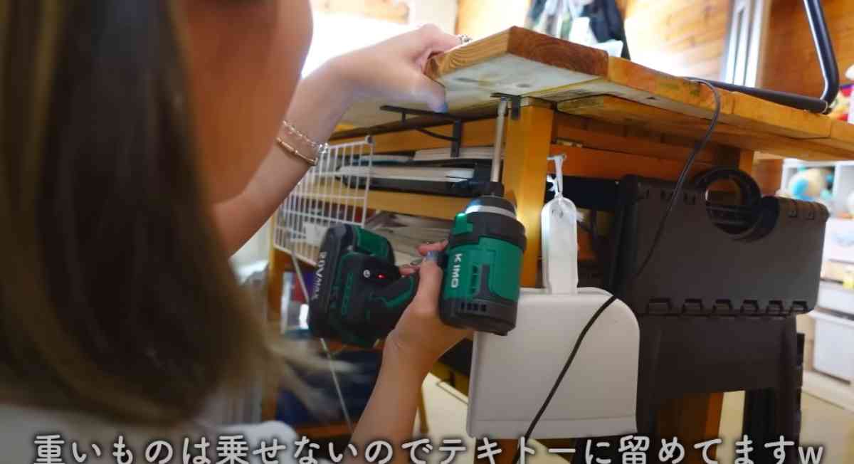 セリアのアイテムを使ってデスクをDIY