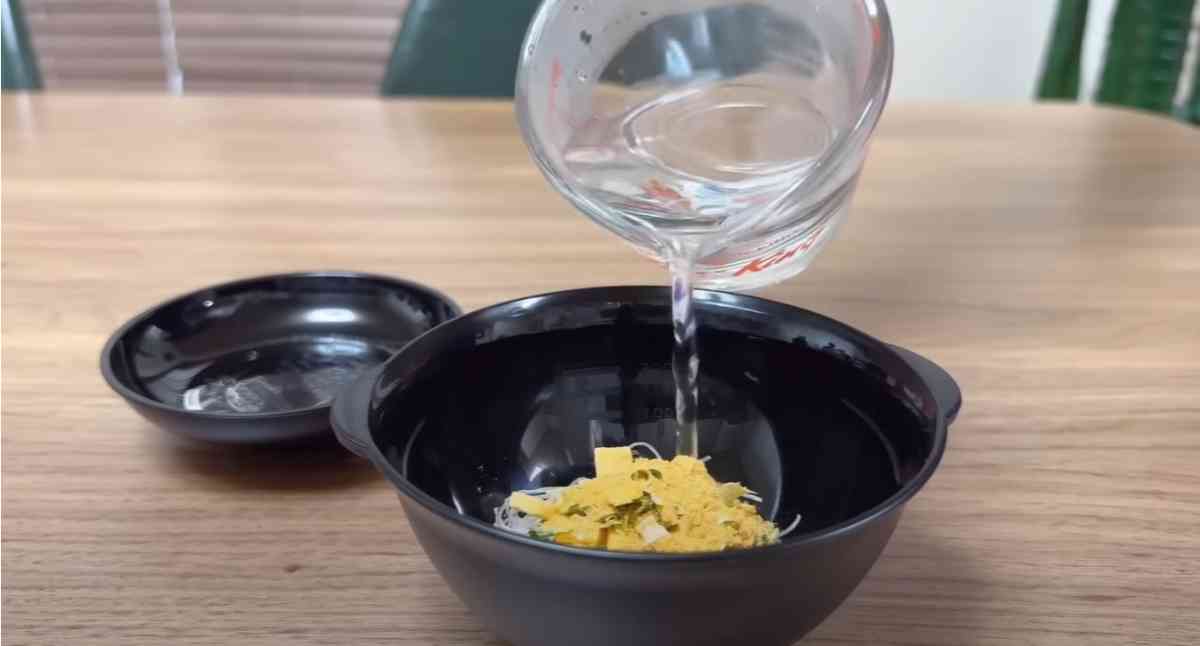 ダイソーの「電子レンジ調理器 ミニラーメン」