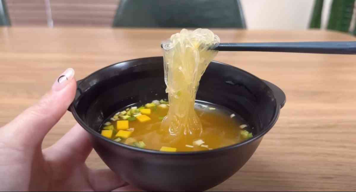 ダイソーの「電子レンジ調理器 ミニラーメン」