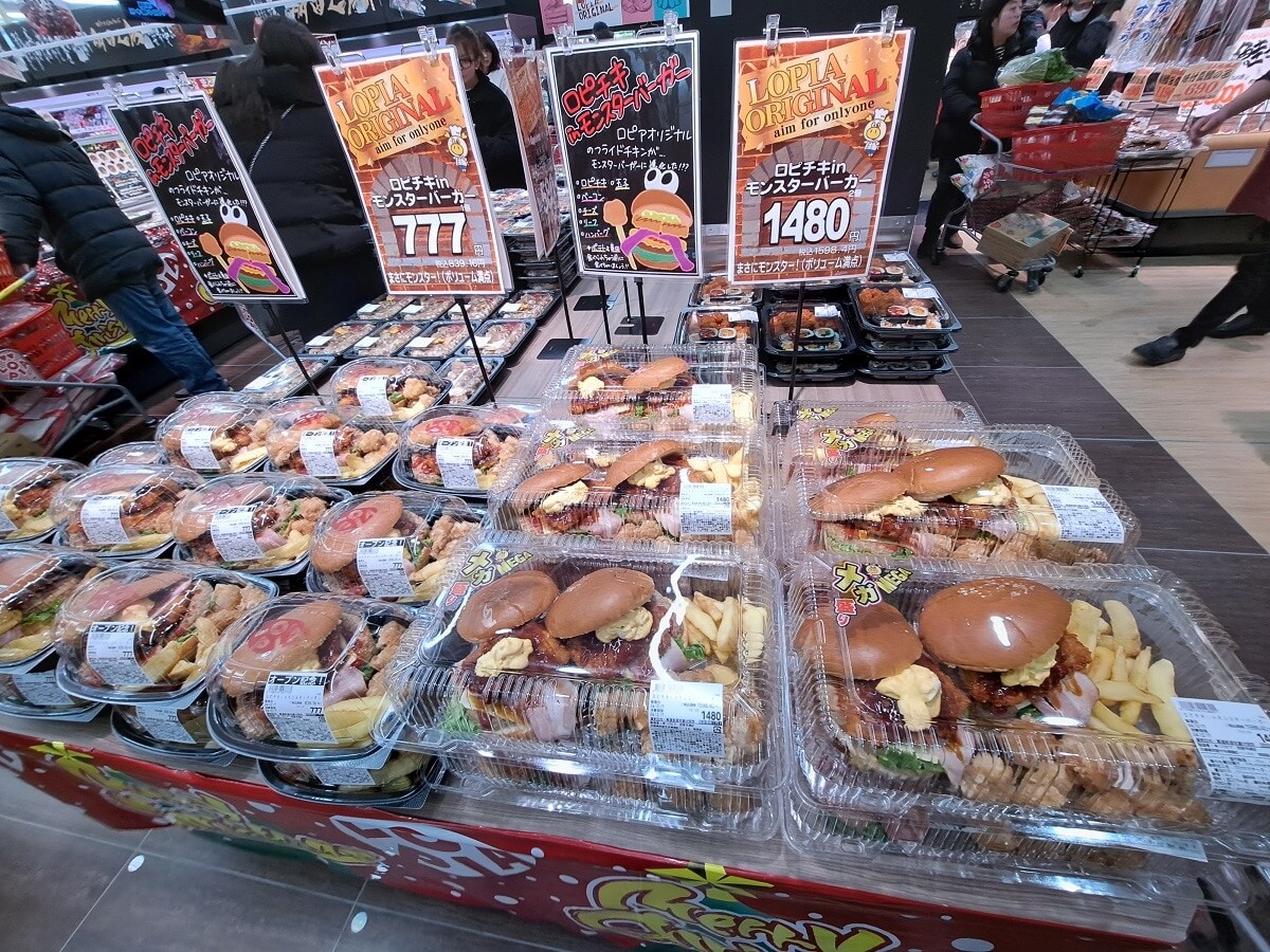巨大ハンバーガーでコスパ抜群【ロピア】話題沸騰「モンスターバーガー」売り切れ前に急げ！