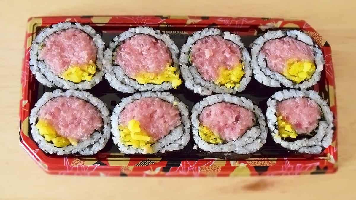 ほぼ具！【ロピア】の海鮮巻き寿司はボリューム満点！半額シールが貼られるタイミングは？