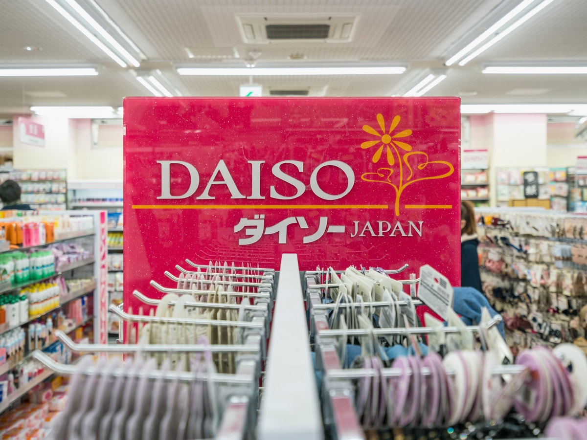簡単設置で節電＆防犯対策！【ダイソー】「ソーラーライト」3選！300円の埋め込み、吊り下げタイプも