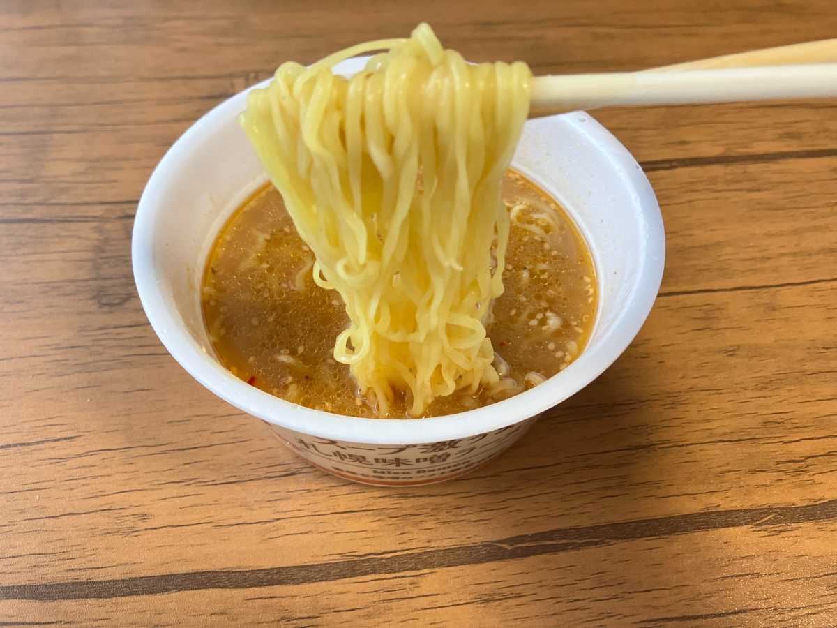 ローソン「スープ激うま！札幌味噌ラーメン」は細めのちぢれ麺