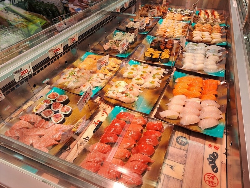 100円から寿司バイキング！【ロピア】「魚萬握りバラ売り寿司」はネタが特大で種類も豊富！