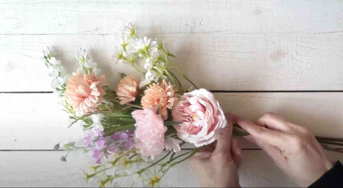 セリア・ダイソーの造花で母の日ギフト作り