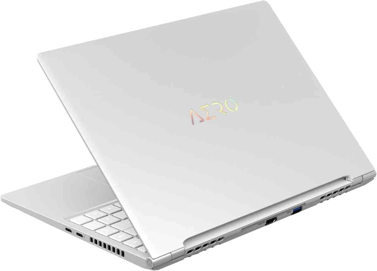GIGABYTEのおしゃれなゲーミングPCノート