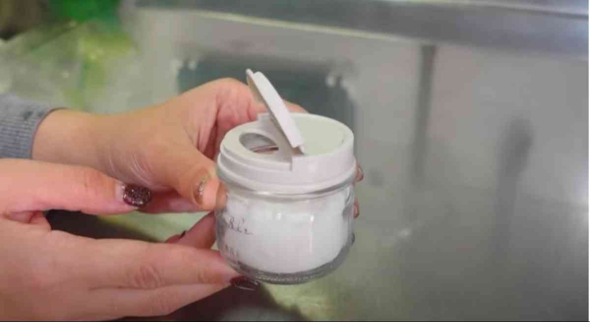セリアの「デザインガラス 調味料ボトル 広口1穴」