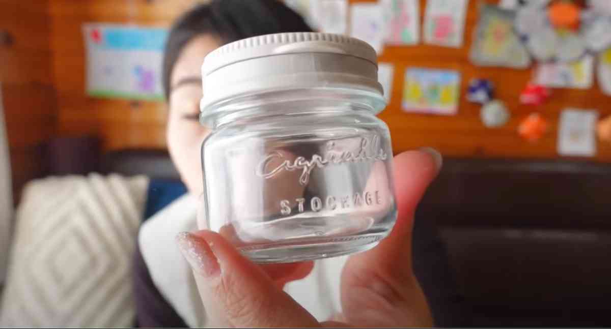 セリアの「デザインガラス 調味料ボトル 広口1穴」