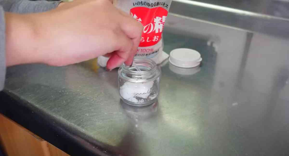 セリアの「デザインガラス 調味料ボトル 広口1穴」
