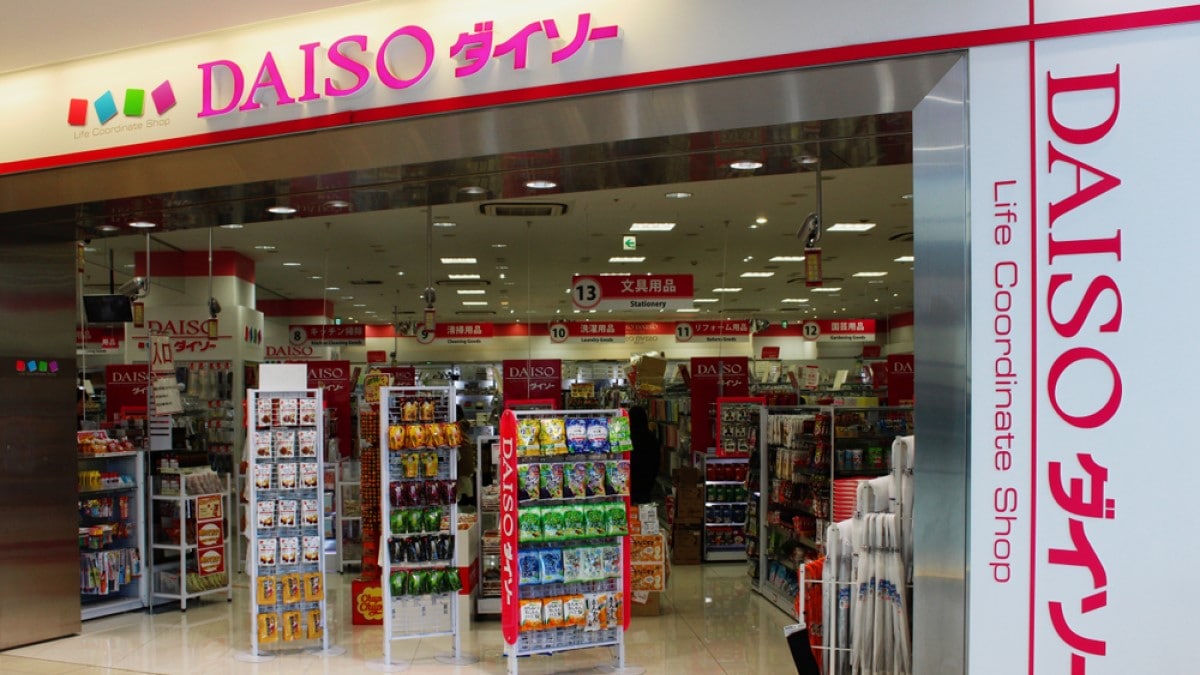 【ダイソー】550円の「折りたたみアウトドアチェア」は持ち運びやすくて便利！スポーツ観戦やキャンプに◎