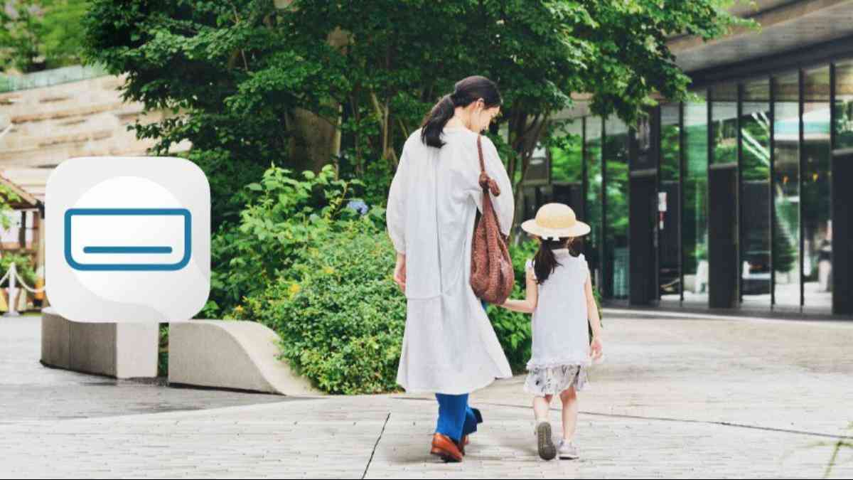 母娘で歩く様子