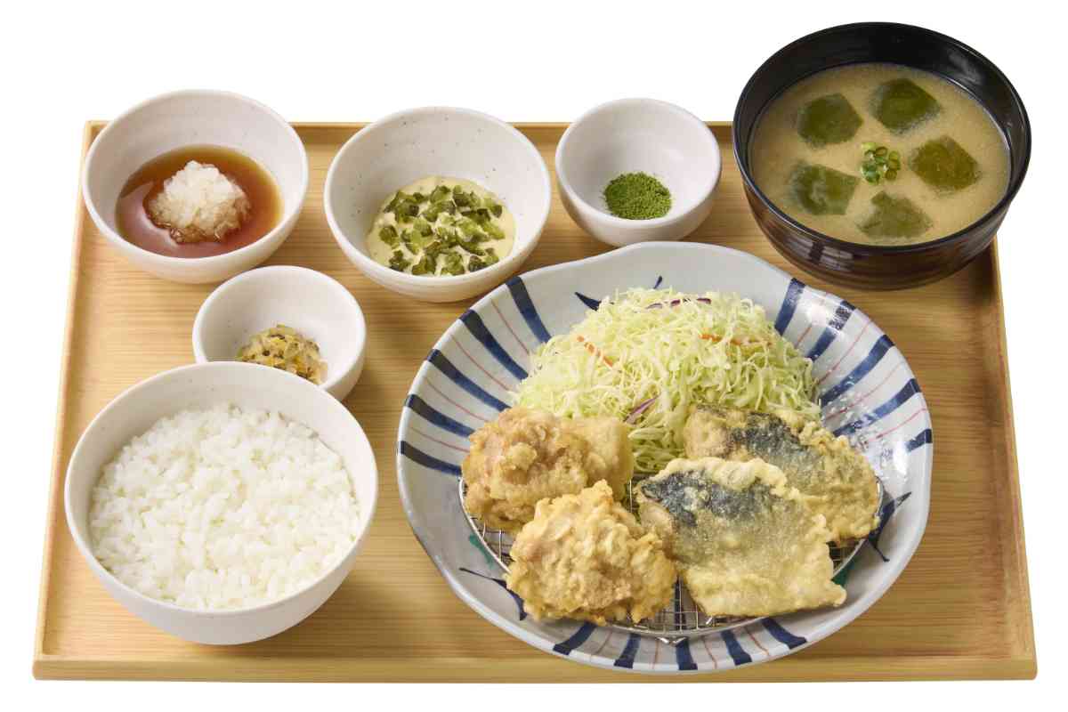 ~徳島県産阿波彩どり使用~鶏とサバの天ぷら定食(とり天2個・サバ天2個) 1,090円