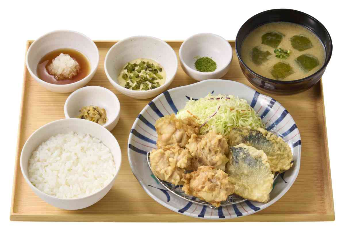 ~徳島県産阿波彩どり使用~鶏とサバの天ぷら定食(とり天4個・サバ天2個) 1,390円