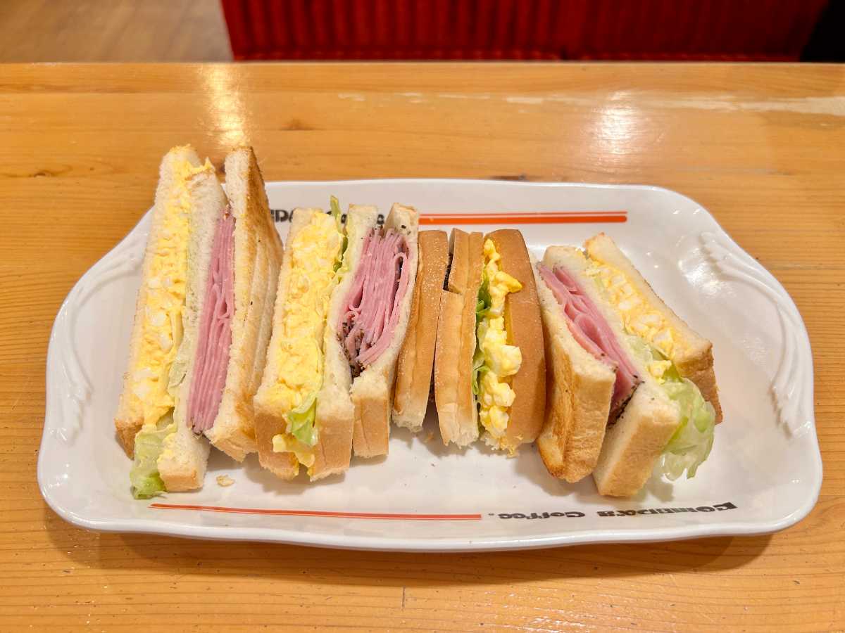 コメダ珈琲店「ペッパーポークとたまごの具沢山サンド」のカロリーは878kcal