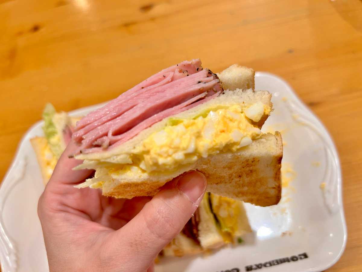 コメダ珈琲店「ペッパーポークとたまごの具沢山サンド」はタンパク質たっぷり