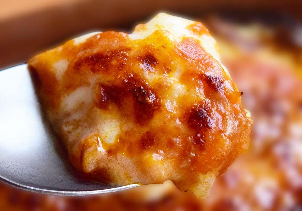 表面がこんがりと焼かれていることにより、チーズの香ばしさがより感じられます
