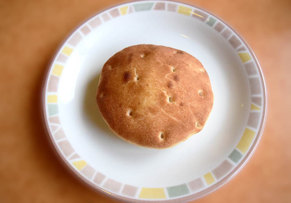フォッカチオの直径は一般的な成人女性の手のひらよりも幅広で、もっちりとした食感で食べ応え抜群。