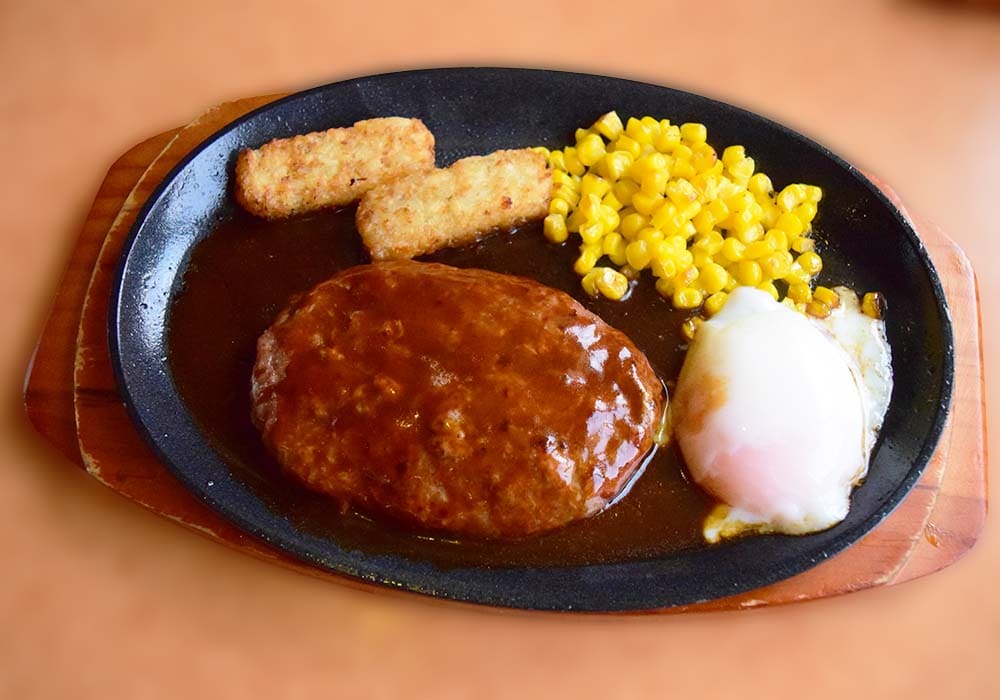 ハンバーグステーキでお腹が満たされる