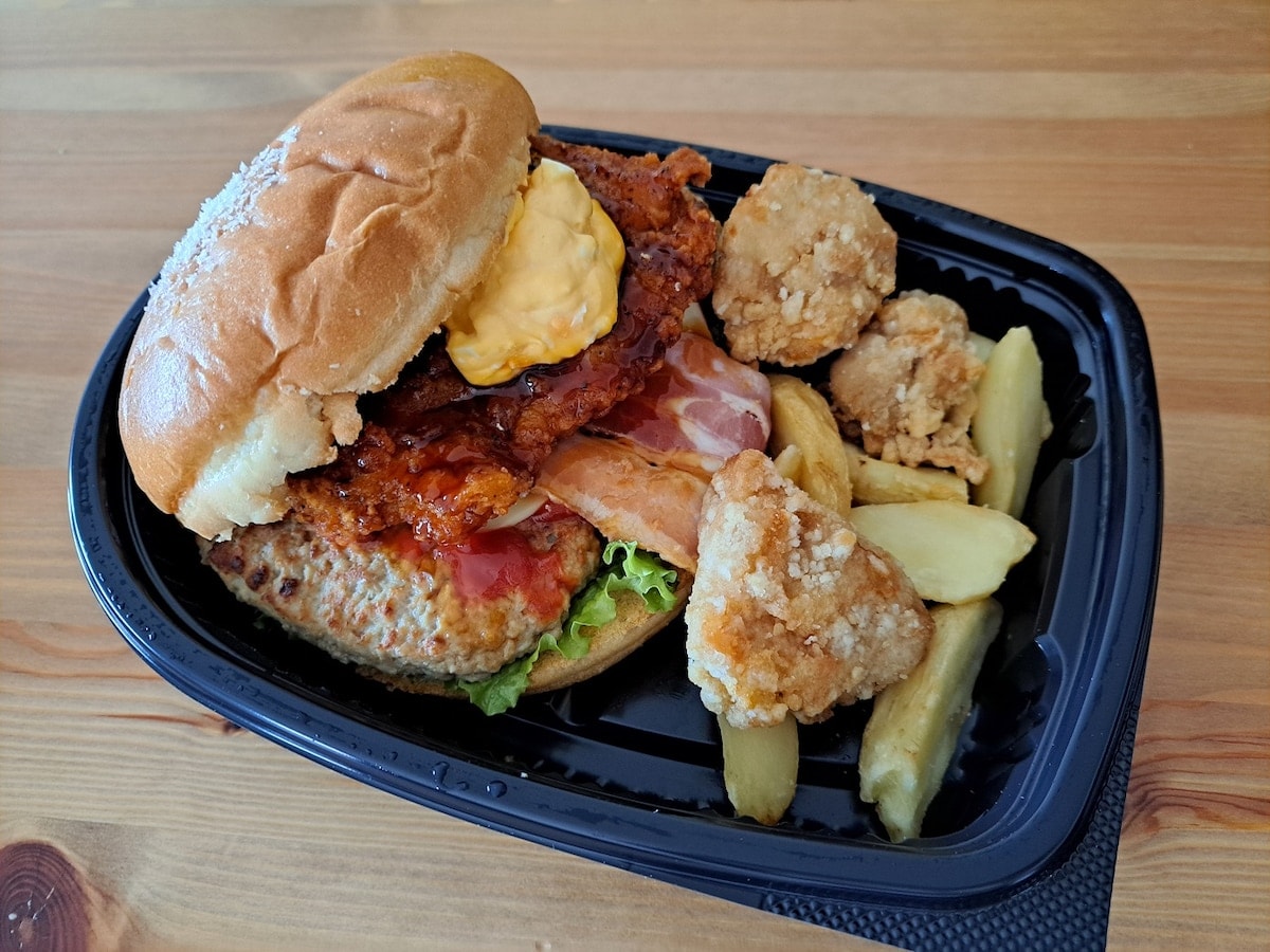 【ロピア巨大グルメ】「モンスターバーガー」は買えたら奇跡!?何時が狙い目？最高においしい温め方も紹介