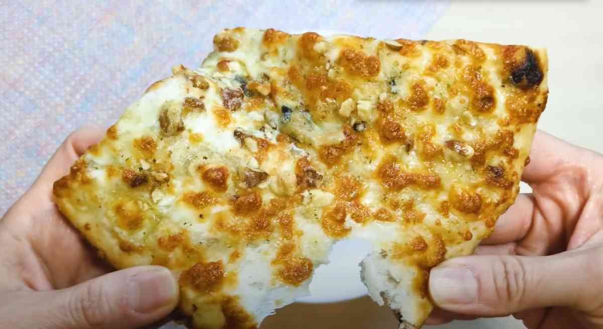 業務スーパーの「ゴルゴンゾーラとくるみのピザ」