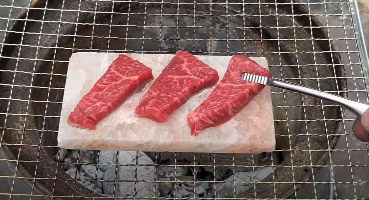 ダイソーの「エフアール 岩塩プレート」