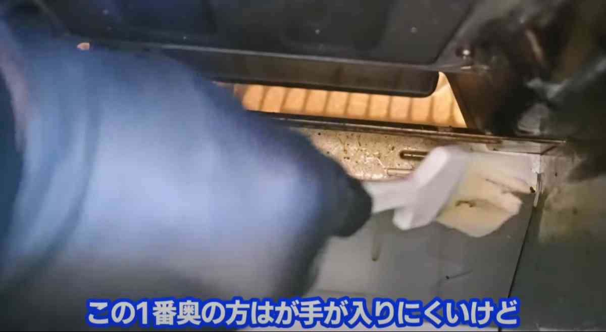魚焼きグリルの中のコゲ掃除