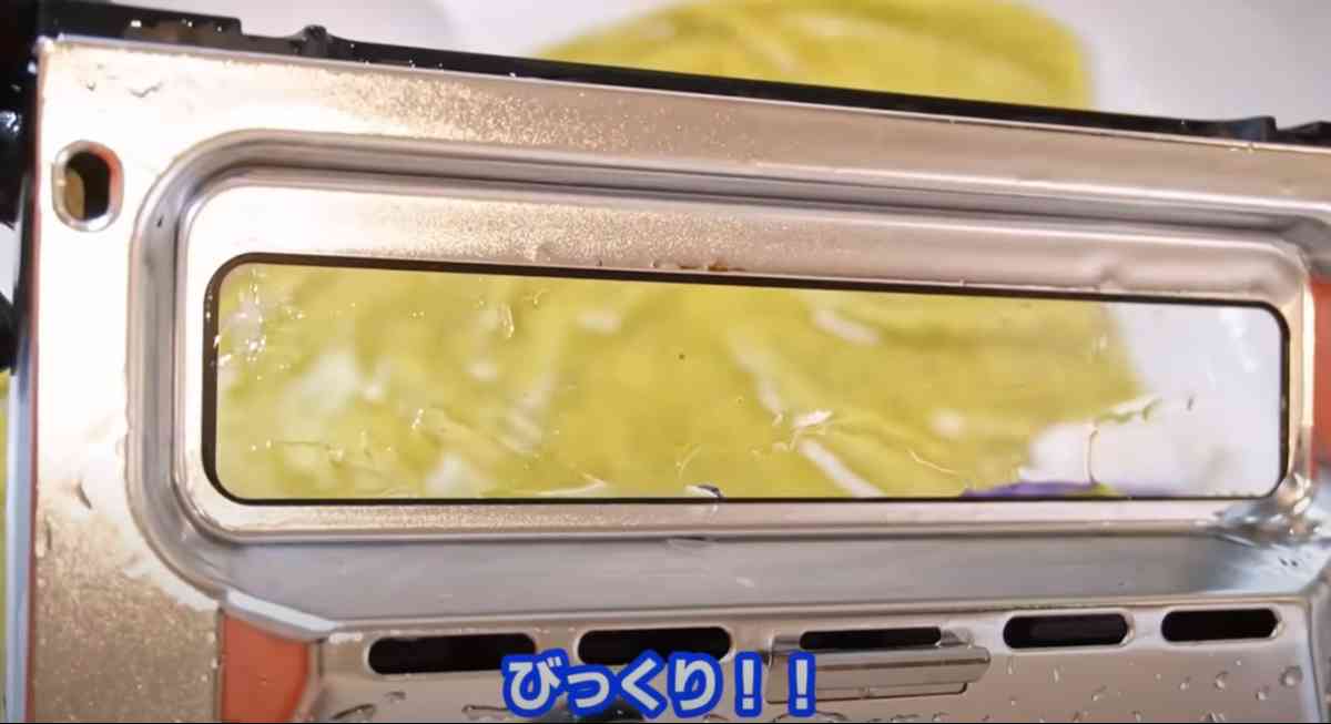 魚焼きグリルの中のコゲ掃除