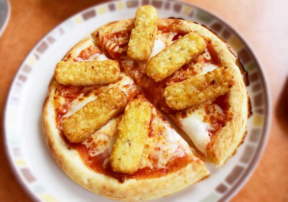 マルゲリータピザの上にポテトのグリルをのせます。