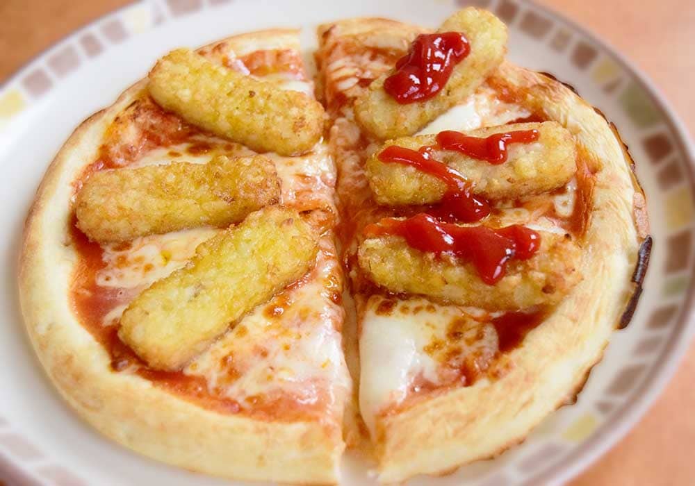店内に置いているオリーブオイルや無料のケチャップで味つけします