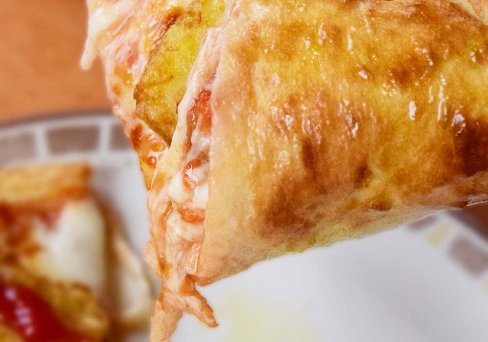 ピザを折り曲げて、一気に食べます。