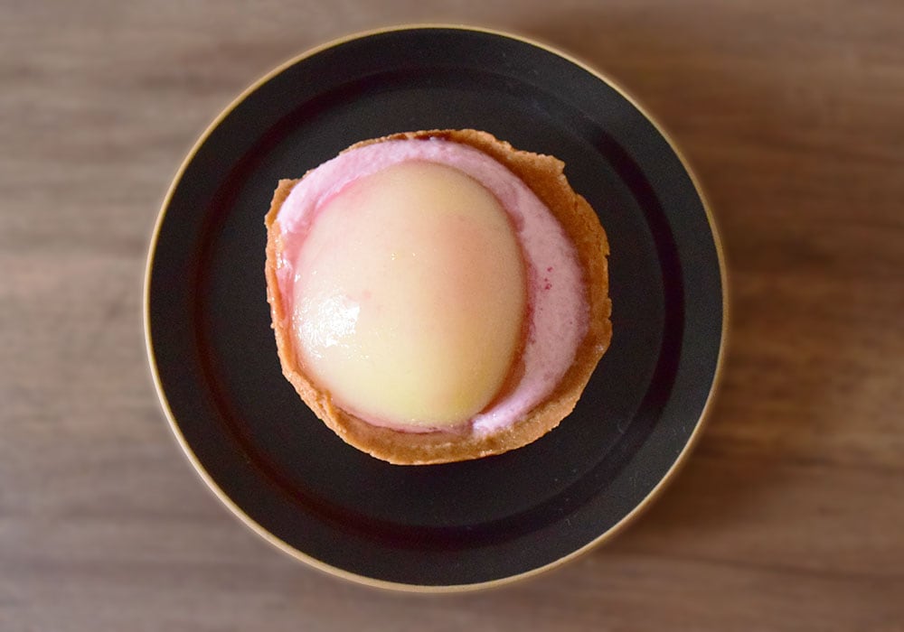 ローソン「ごろっとした1/2個分桃のタルト」は本当に桃がごろっとしてる