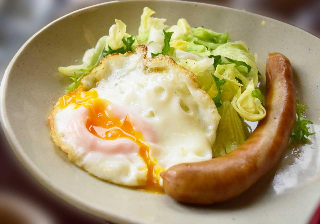 目玉焼きの黄身は半熟状態で、とろりとしています。