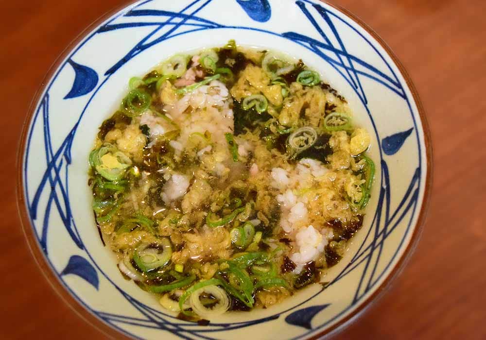 うどんのつゆとおにぎりをぐちゃぐちゃにかき混ぜて、一体化させたら完成です。