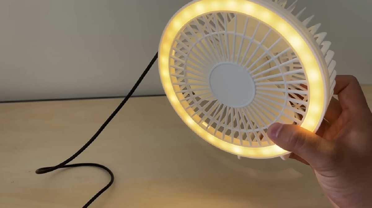 ダイソー「LEDライトファン(吊り下げフック付)」はやさしい灯り