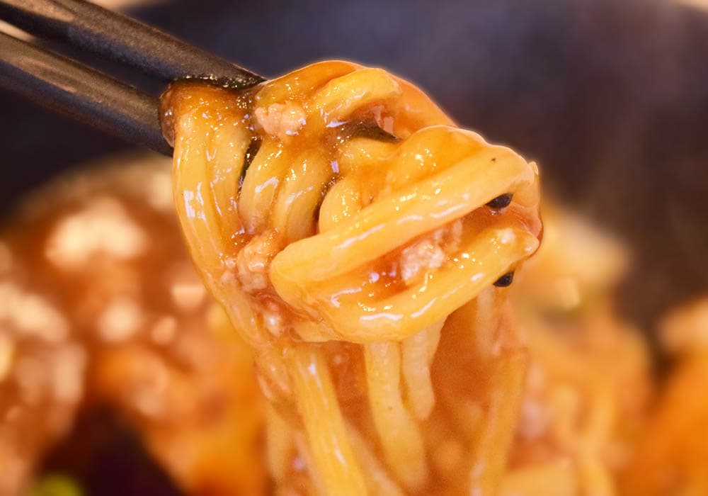 麺はやや太めでところどころ焼き色がついていて、香ばしい