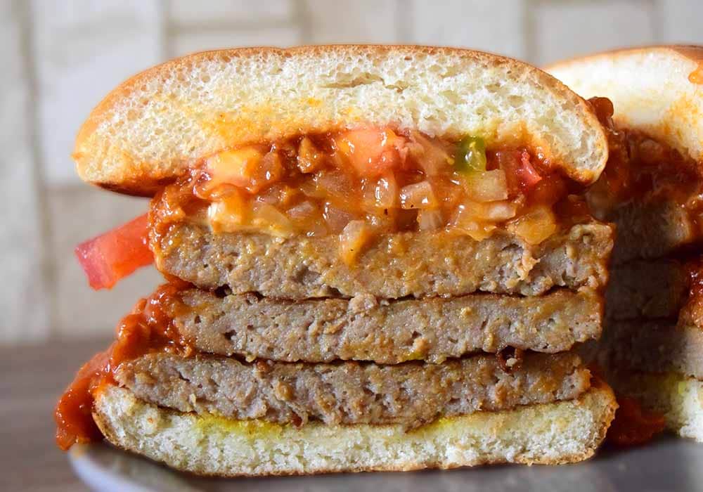 ハンバーガーパティは肉厚ですので、一気に口の中へと運ぶのは困難です。