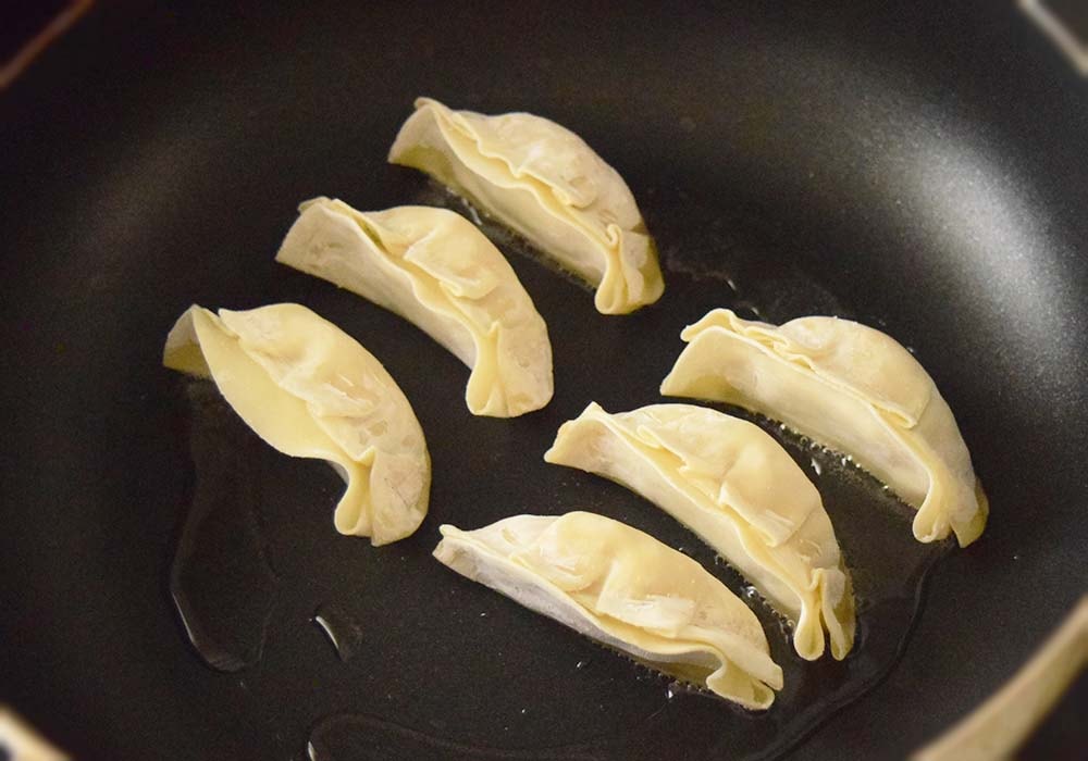 上記の通りに「生餃子」を焼いてみました。