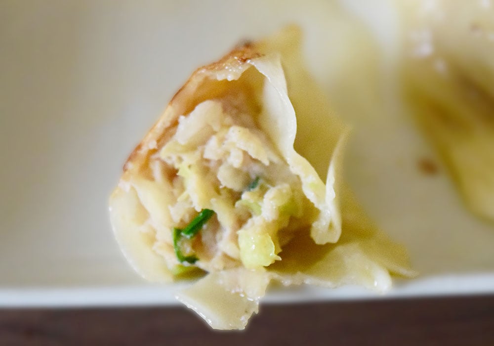餃子の皮の底面はパリッと、側面は少しもっちり。