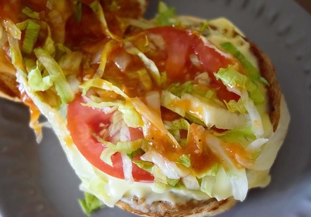 モスバーガーおなじみのトマトの輪切りが入っています。