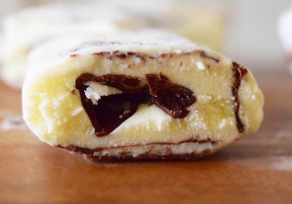 チョコバッキー バニラのチョコレートはアイス表面だけでなく中央部分にも入っている