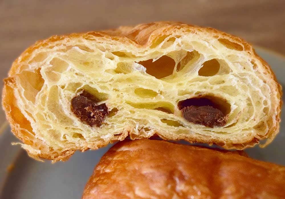 何層にも折り重ねたデニッシュ生地が香ばしく、かため食感でビターなチョコレートが良いアクセント