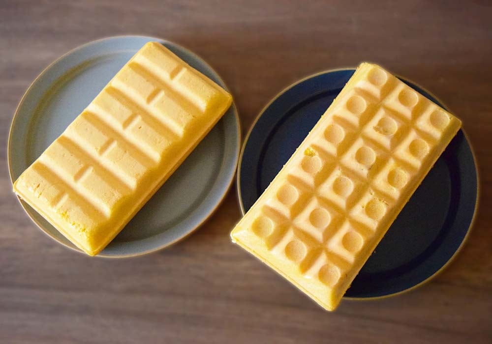 写真右側の「チョコモナカジャンボ」の方が若干大きめ
