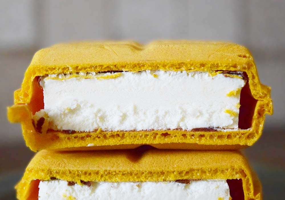 シャトレーゼ「こんがり板チョコモナカ」は、モナカの内側にチョコレートが入っているのみ