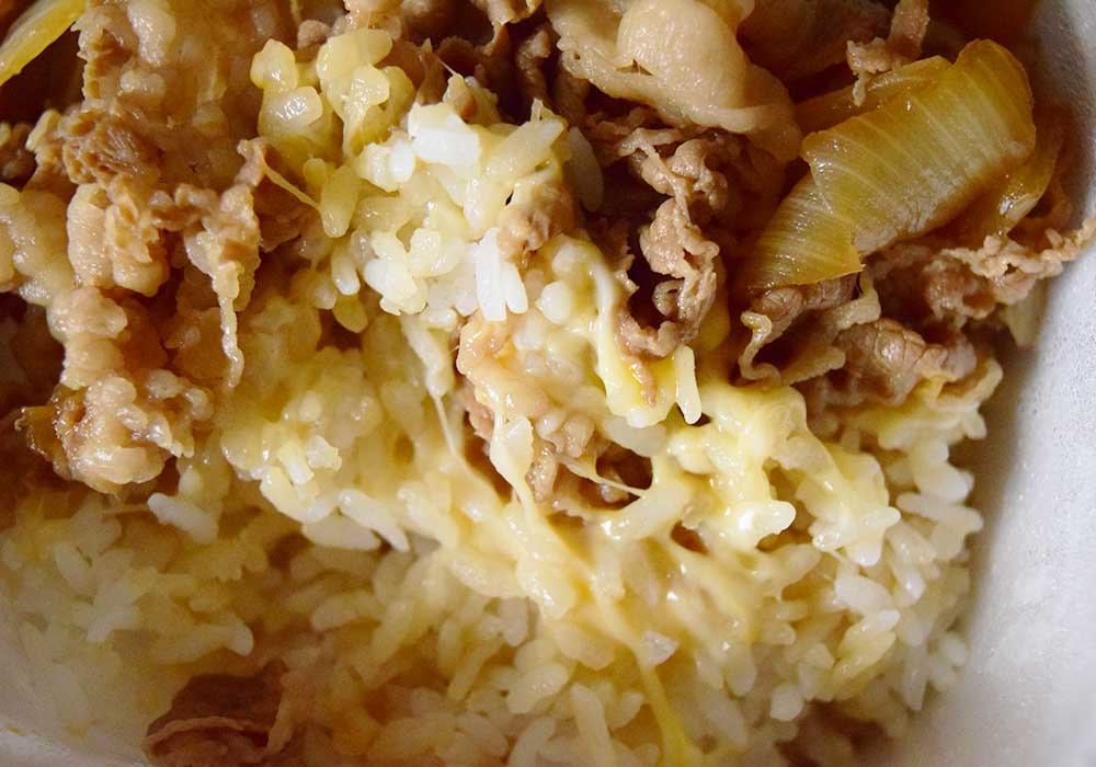 裏メニュー「チーズ下」にすると、牛肉の下にチーズが入った状態