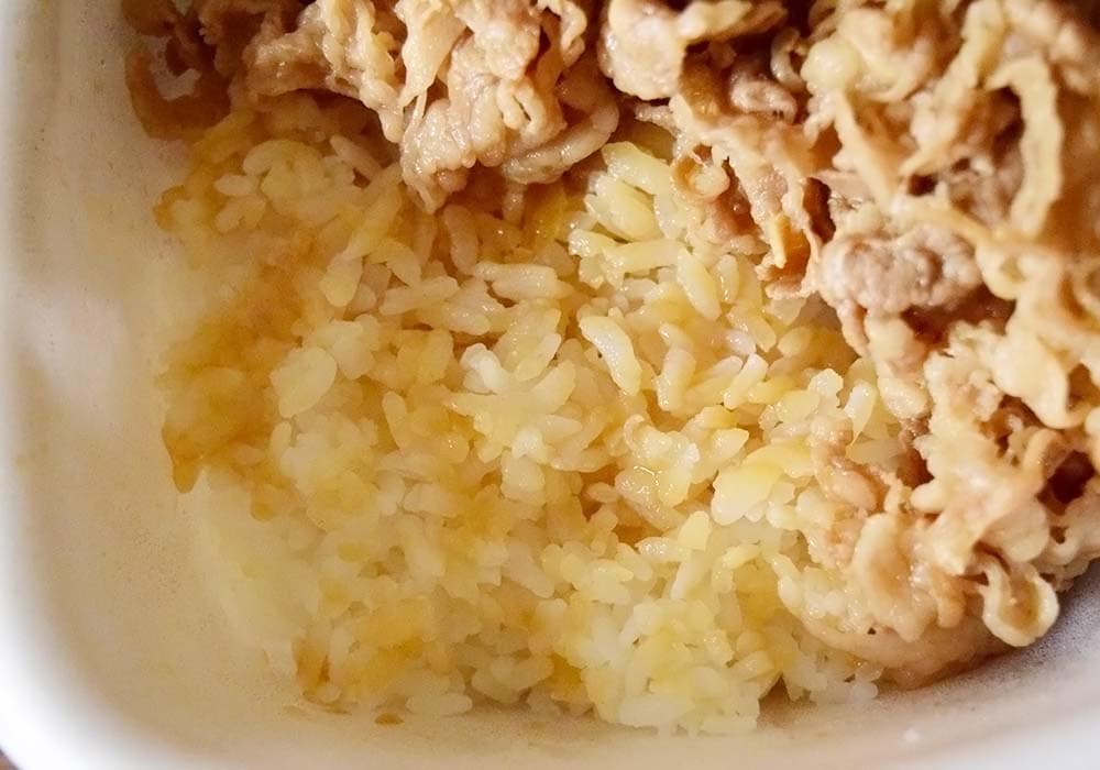 ご飯の表面にはつゆがついています。