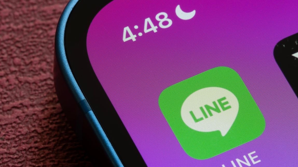 LINEのトーク画面でAgent i機能を使ってメッセージの口調を変換したり誤字を修正したりするイメージ