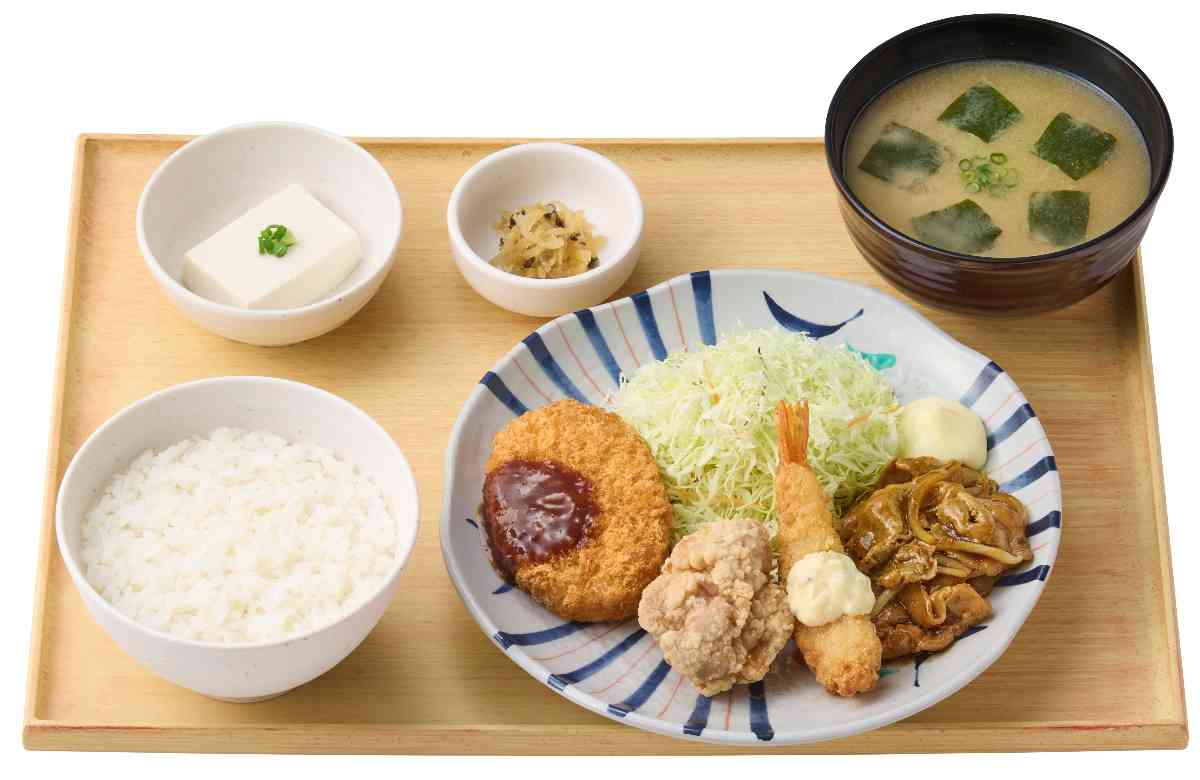 やよい軒の人気おかずを贅沢に盛り合わせた、欲ばりな定食
